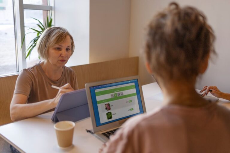 How FeedbackMagazine.org helps businesses track customer feedback trends.
